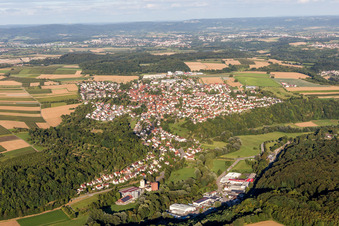 Dorf - Ansicht am Rande von landwirtschaftlichen Feldern und Nutzflächen in Kirchberg an der Murr im Bundesland Baden-Württemberg, Deutschland