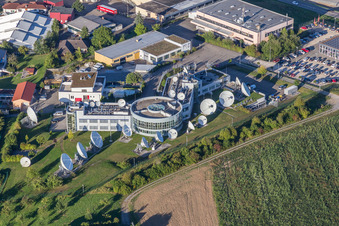 Parabolspiegel von Satellitenschüsseln der Firma Signalhorn in Waldrems in Backnang im Bundesland Baden-Württemberg, Deutschland