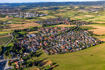 Ortsansicht der Straßen und Häuser der Wohngebiete in Waldrems in Backnang im Bundesland Baden-Württemberg, Deutschland