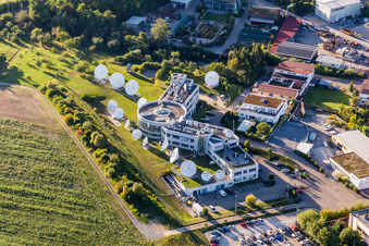 Luftbild von Parabolspiegel von Satellitenschüsseln der Firma Signalhorn in Waldrems in Backnang im Bundesland Baden-Württemberg, Deutschland