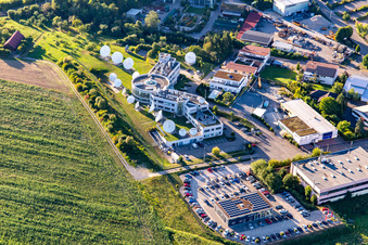 Parabolantennenwald zur Satellitenkommunikation an der Illerstr im Ortsteil Waldrems in Backnang im Bundesland Baden-Württemberg, Deutschland