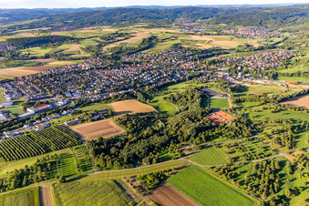 Ortsansicht der Straßen und Häuser der Wohngebiete in Weissach im Tal im Ortsteil Unterweissach im Bundesland Baden-Württemberg, Deutschland