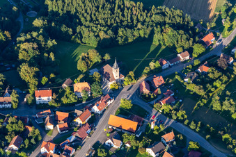 Kirchengebäude im Dorfkern im Ortsteil Kirchenkirnberg in Murrhardt im Bundesland Baden-Württemberg, Deutschland