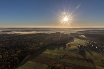 Sonnenaufgang über der Landschaft über dem Fischachtal in Obersontheim im Ortsteil Engelhofen im Bundesland Baden-Württemberg, Deutschland