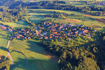 Dorf am Morgen aus Südosten im Ortsteil Hohenhardtsweiler in Oberrot im Bundesland Baden-Württemberg, Deutschland