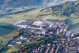 Gebäude und Produktionshallen auf dem Werksgelände Klenk Holz AG in Oberrot im Bundesland Baden-Württemberg, Deutschland