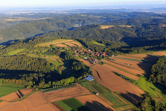 Luftbild von Dorf am Morgen aus Südosten im Ortsteil Großhöchberg in Spiegelberg im Bundesland Baden-Württemberg, Deutschland
