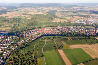Ortschaft an den Fluss- Uferbereichen des Neckar in Gemmrigheim im Bundesland Baden-Württemberg, Deutschland