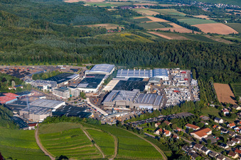 Gebäude und Produktionshallen auf dem Werksgelände Gerüstbau Layher GmbH im Ortsteil Frauenzimmern in Güglingen im Ortsteil Eibensbach im Bundesland Baden-Württemberg, Deutschland