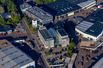 Schrägluftbild von Gebäude und Produktionshallen auf dem Werksgelände Gerüstbau Layher GmbH im Ortsteil Frauenzimmern in Güglingen im Ortsteil Eibensbach im Bundesland Baden-Württemberg, Deutschland