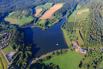 Luftaufnahme von See Ehmetsklinge mit Wirtshaus am See in Zaberfeld im Bundesland Baden-Württemberg, Deutschland