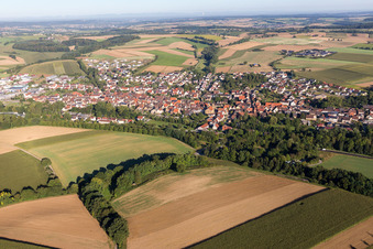 Dorf - Ansicht am Rande von landwirtschaftlichen Feldern und Nutzflächen in Zaisenhausen im Bundesland Baden-Württemberg, Deutschland