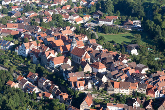 Kirchengebäude St. Martin im Dorfkern in Kraichtal im Ortsteil Gochsheim im Bundesland Baden-Württemberg, Deutschland