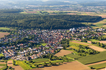 Ortsansicht der Straßen und Häuser der Wohngebiete im Ortsteil Neibsheim in Bretten im Bundesland Baden-Württemberg, Deutschland