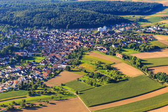 Dorfansicht aus Norden im Ortsteil Neibsheim in Bretten im Bundesland Baden-Württemberg, Deutschland