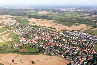 Dorf - Ansicht am Rande von landwirtschaftlichen Feldern und Nutzflächen in Bruchsal im Ortsteil Helmsheim im Bundesland Baden-Württemberg, Deutschland
