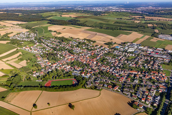Luftbild von Dorf - Ansicht am Rande von landwirtschaftlichen Feldern und Nutzflächen in Bruchsal im Ortsteil Helmsheim im Bundesland Baden-Württemberg, Deutschland