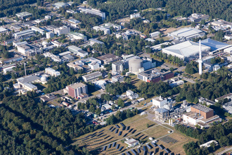 Campus- Gebäude der Universität KIT - Campus Nord (ehemaliges Kernforschungszentrum Karlsruhe) im Ortsteil Leopoldshafen in Eggenstein-Leopoldshafen im Bundesland Baden-Württemberg, Deutschland von oben