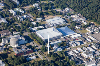 Campus- Gebäude der Universität KIT - Campus Nord (ehemaliges Kernforschungszentrum Karlsruhe) im Ortsteil Leopoldshafen in Eggenstein-Leopoldshafen im Bundesland Baden-Württemberg, Deutschland aus der Luft