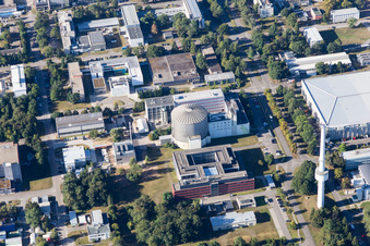 Campus- Gebäude der Universität KIT - Campus Nord (ehemaliges Kernforschungszentrum Karlsruhe) im Ortsteil Leopoldshafen in Eggenstein-Leopoldshafen im Bundesland Baden-Württemberg, Deutschland von oben gesehen