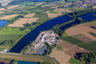 Kieswerk der  Heidelberg Materials Mineralik am Altrhein und Polder Neupotz im Bundesland Rheinland-Pfalz, Deutschland