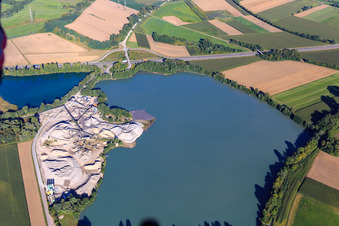 Kieswerk an der B9 der Holcim Kies und Beton GmbH in Rheinzabern im Bundesland Rheinland-Pfalz, Deutschland