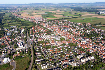 Luftaufnahme von Ortsansicht der Straßen und Häuser der Wohngebiete in Kandel im Bundesland Rheinland-Pfalz, Deutschland