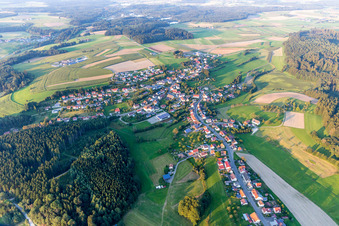Dorf - Ansicht am Rande von landwirtschaftlichen Feldern und Nutzflächen in Zoznegg in Mühlingen im Bundesland Baden-Württemberg, Deutschland