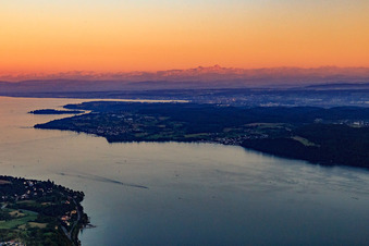Abendliches Alpenpanoram im Südosten des Bodensees im Ortsteil Allmannsdorf in Konstanz im Bundesland Baden-Württemberg, Deutschland