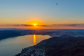 Sonnenuntergang mit Gleitschirm bei Sipplingen/Bodensee in Bodman-Ludwigshafen im Bundesland Baden-Württemberg, Deutschland