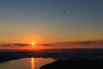 Sonnenuntergang überm Überlinger See mit Paragleiter in Bodman-Ludwigshafen im Bundesland Baden-Württemberg, Deutschland