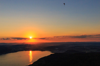 Luftbild von Sonnenuntergang überm Überlinger See mit Paragleiter in Bodman-Ludwigshafen im Bundesland Baden-Württemberg, Deutschland