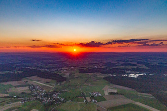 Sonnenuntergang im Ortsteil Mindersdorf in Hohenfels im Bundesland Baden-Württemberg, Deutschland