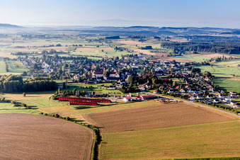 Dorf - Ansicht am Rande von landwirtschaftlichen Feldern und Nutzflächen in Wald im Bundesland Baden-Württemberg, Deutschland