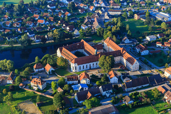 Luftaufnahme von Internat und Klosterkirche St. Bernhard im Kloster Wald im Bundesland Baden-Württemberg, Deutschland
