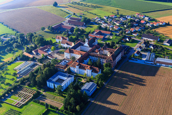 Luftaufnahme von Kloster und Klosterkirche Sießen mit Gemüse Garten, Café im Klosterhof und Pfarrkirche St. Markus in Bad Saulgau im Bundesland Baden-Württemberg, Deutschland