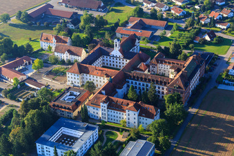 Schrägluftbild von Kloster und Klosterkirche Sießen mit Gemüse Garten, Café im Klosterhof und Pfarrkirche St. Markus in Bad Saulgau im Bundesland Baden-Württemberg, Deutschland