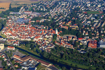 Übersicht historische Altstadt überm Donauufer hinter den Bleichegärten mit  Pfarrkirche St. Georg in Riedlingen im Bundesland Baden-Württemberg, Deutschland