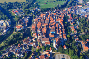 Historische Altstadt mit Marktplatz, Lange Straße und Pfarrkirche St. Georg in Riedlingen im Bundesland Baden-Württemberg, Deutschland