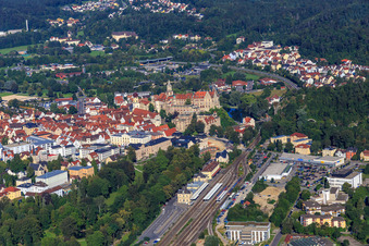 Bahnhof vor dem Hohenzollernschloss Sigmaringen im Bundesland Baden-Württemberg, Deutschland