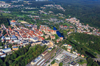 Luftbild von Bahnhof vor dem Hohenzollernschloss Sigmaringen im Bundesland Baden-Württemberg, Deutschland