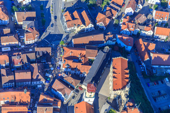 Fürst-Wilhelm-Straße., Hohenzollernschloss Sigmaringen und Kirche St. Johann im Bundesland Baden-Württemberg, Deutschland