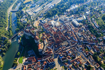 Hisorische Altstadt mit Antonstraße Fürst-Wilhelm-Straße., Hohenzollernschloss Sigmaringen und Kirche St. Johann über der Donau im Bundesland Baden-Württemberg, Deutschland