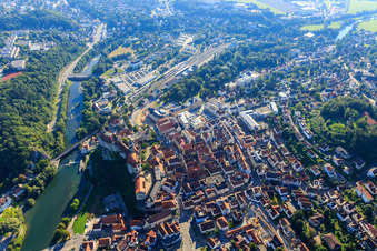 Luftbild von Hisorische Altstadt mit Antonstraße Fürst-Wilhelm-Straße., Hohenzollernschloss Sigmaringen und Kirche St. Johann über der Donau im Bundesland Baden-Württemberg, Deutschland