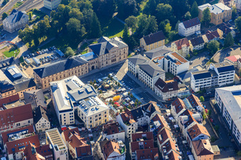 Leopoldplatz mit Marktständen vor dem Gebäude des Landesarchiv Baden-Württemberg, Staatsarchiv Sigmaringen, Deutschland