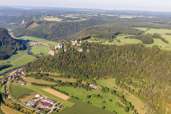 Ruine und Mauerreste der ehemaligen Burganlage Schloss Hausen im Tal über dem Donautal in Beuron im Bundesland Baden-Württemberg, Deutschland