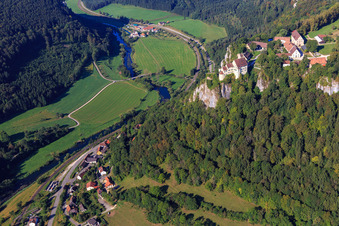 Schloss Werenwag (Langenbrunn) am Schreyfels Kletterfelsen über der Donau im Ortsteil Hausen im Tal in Beuron im Bundesland Baden-Württemberg, Deutschland