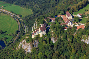 Luftbild von Schloss Werenwag (Langenbrunn) am Schreyfels Kletterfelsen über der Donau im Ortsteil Hausen im Tal in Beuron im Bundesland Baden-Württemberg, Deutschland