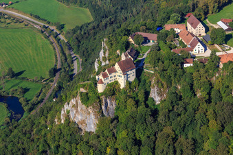 Luftaufnahme von Schloss Werenwag (Langenbrunn) am Schreyfels Kletterfelsen über der Donau im Ortsteil Hausen im Tal in Beuron im Bundesland Baden-Württemberg, Deutschland