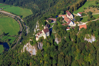 Schrägluftbild von Schloss Werenwag (Langenbrunn) am Schreyfels Kletterfelsen über der Donau im Ortsteil Hausen im Tal in Beuron im Bundesland Baden-Württemberg, Deutschland